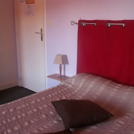 Le Relais Du Pont De Rhodes 2*