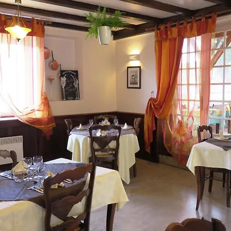 Le Relais Du Pont De Rhodes 호텔