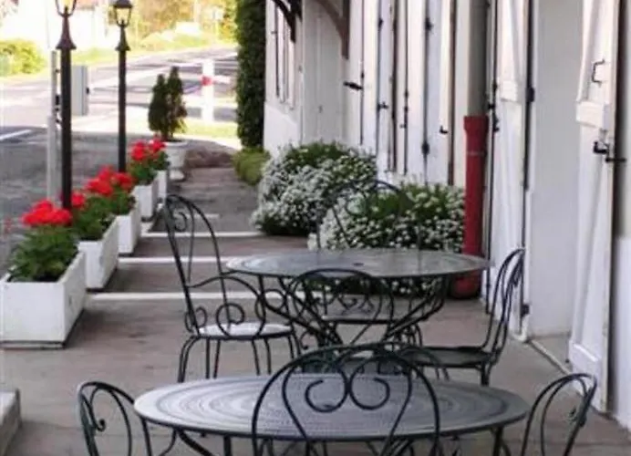 Le Relais Du Pont De Rhodes 2*